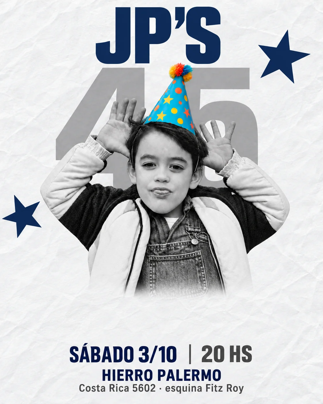 JP de chico con su gorrito de cumpleaños, sobre papel gris con letras azules y grises.